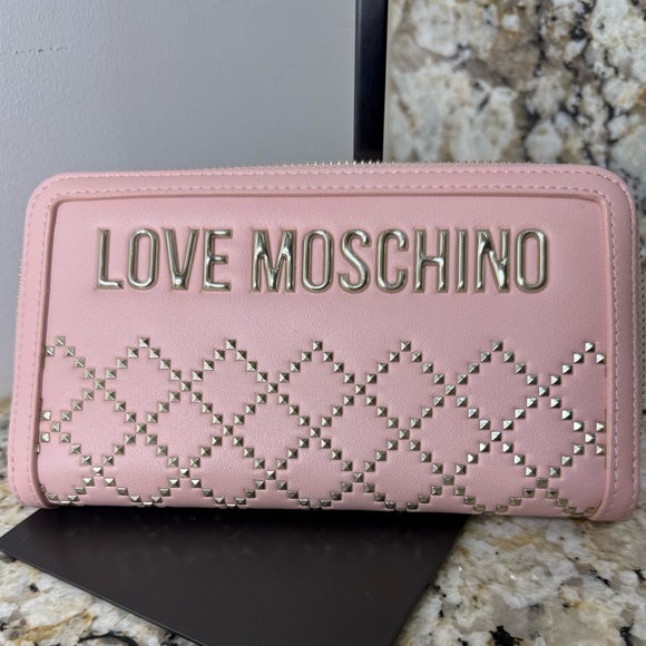 Love Moschino Handbags - Love Moschino EUC Portafogli Pu Rosa Zip Around Wallet